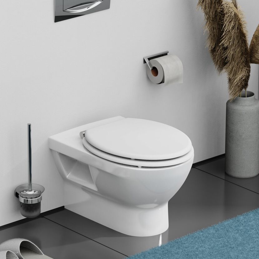 Modernes, weißes WC mit geschlossenem Deckel in einem Badezimmer.