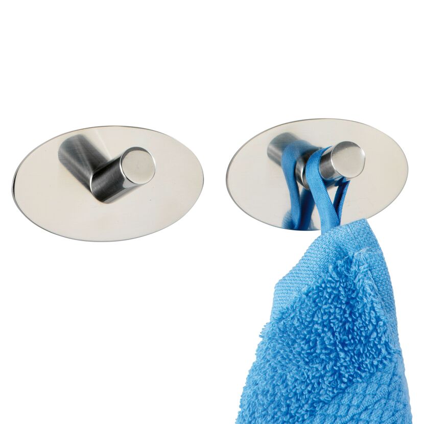 Zwei Wandhaken aus Edelstahl, einer mit blauem Handtuch