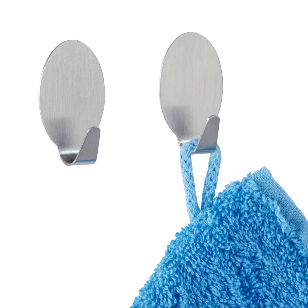 Zwei selbstklebende Haken aus Edelstahl, einer mit blauem Tuch