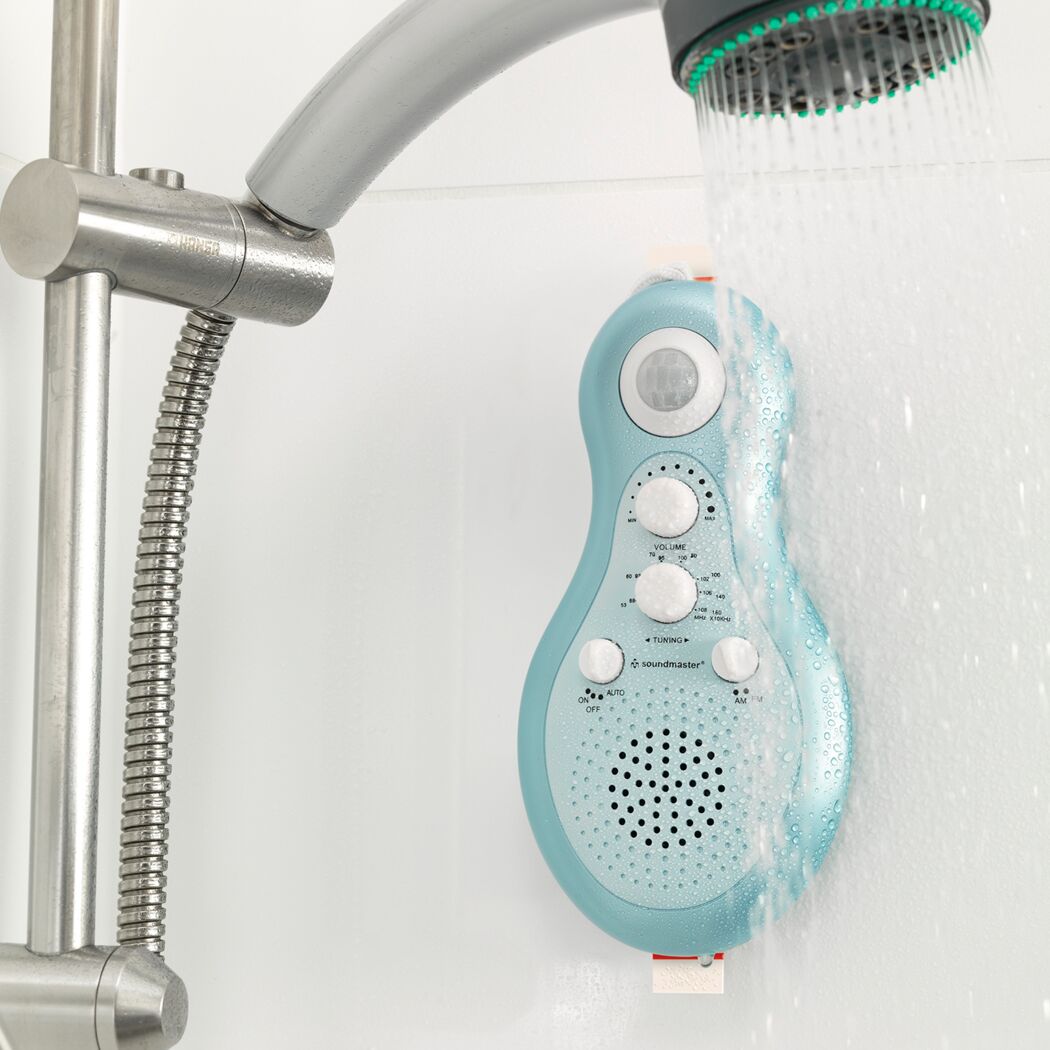 Duschradio unter laufendem Wasser