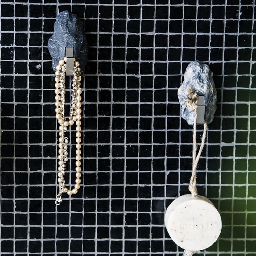 Haken SPALIKE dunkel mit Schmuck und Seife
