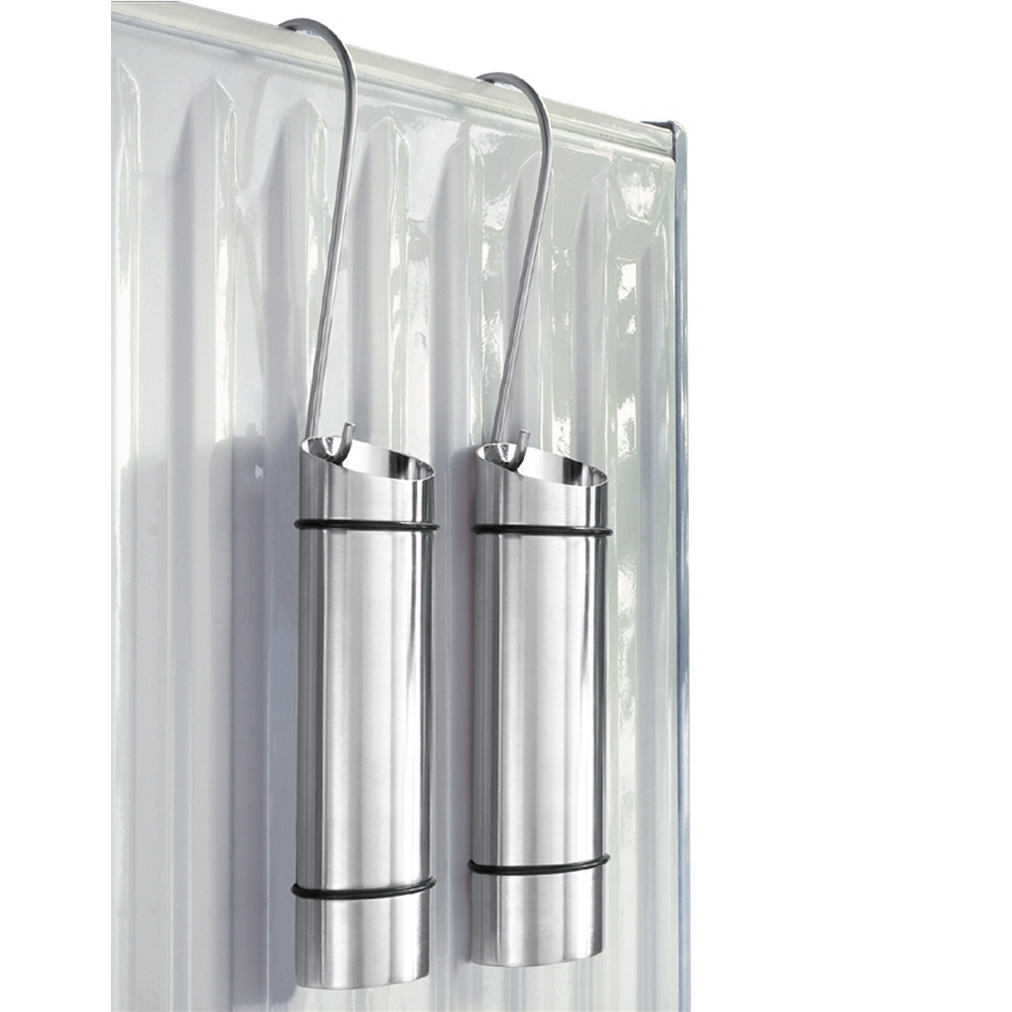 Zwei Luftbefeuchter aus Edelstahl hängen an einer Heizung.