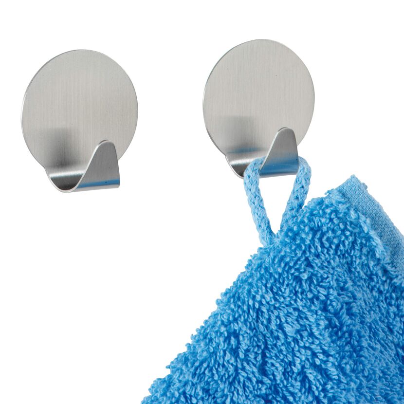 Zwei matte Edelstahlhaken, einer mit blauem Tuch