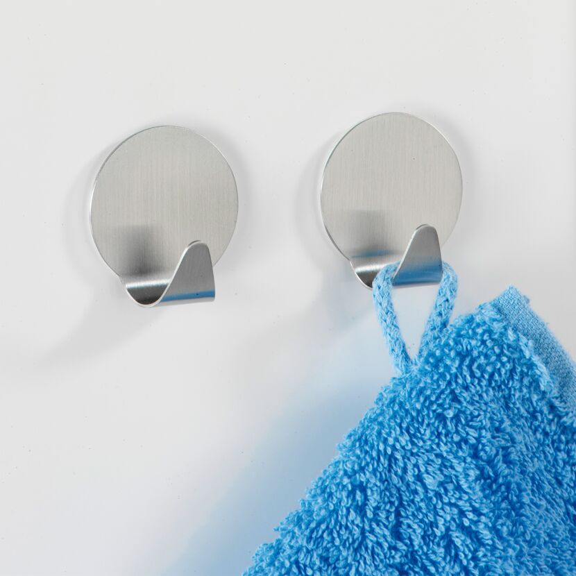 Zwei Haken aus Edelstahl, einer mit blauem Tuch