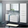 Weißes Badezimmer mit Waschbecken, Spiegelschrank und Hochschränken
