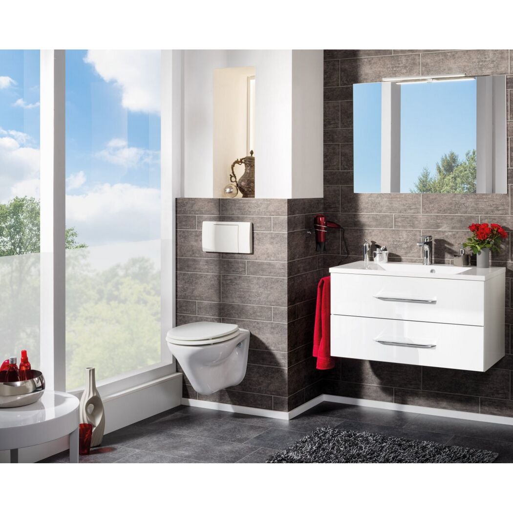 Modernes Badezimmer mit wandhängendem WC und Waschtisch