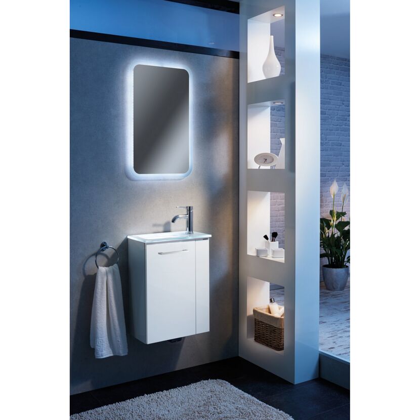 Modernes Badezimmer mit beleuchtetem Spiegel, Waschbecken und Handtuch