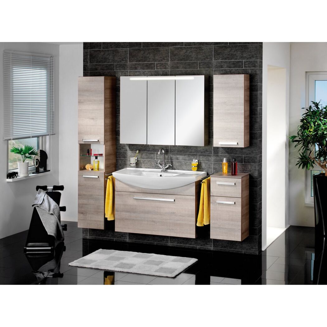 Modernes Badezimmer mit Waschbecken und Spiegelschrank
