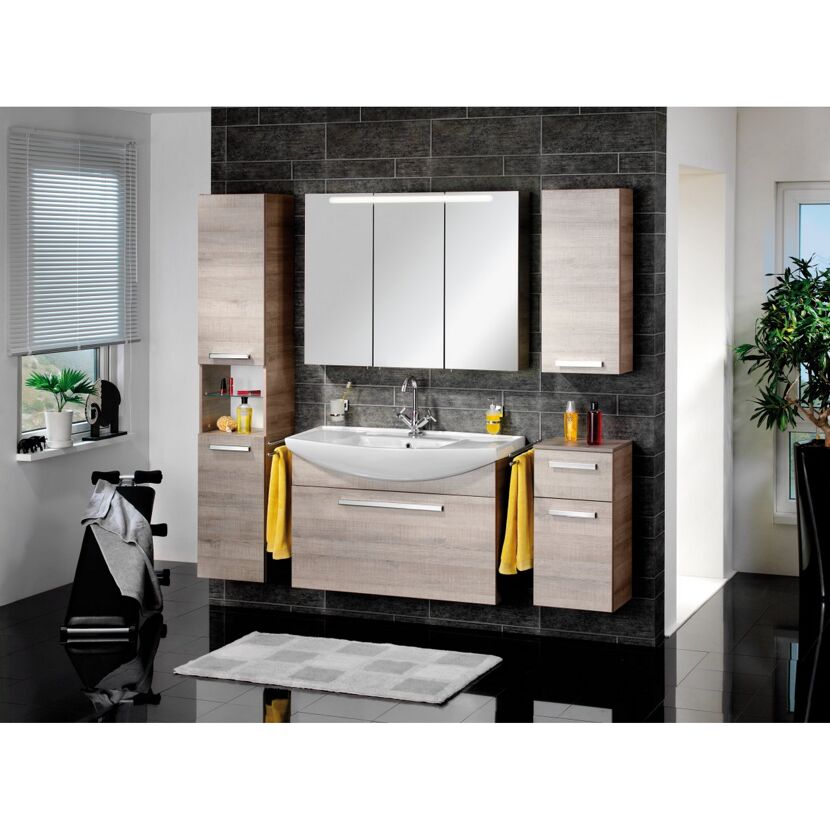Modernes Badezimmer mit Waschbecken und Spiegelschrank.