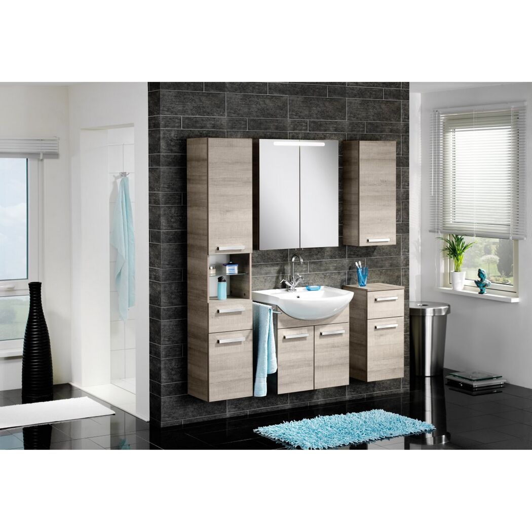 Modernes Badezimmer mit Waschbeckenunterschrank und Spiegelschrank