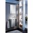 Waschbecken mit Spiegel und Regal
