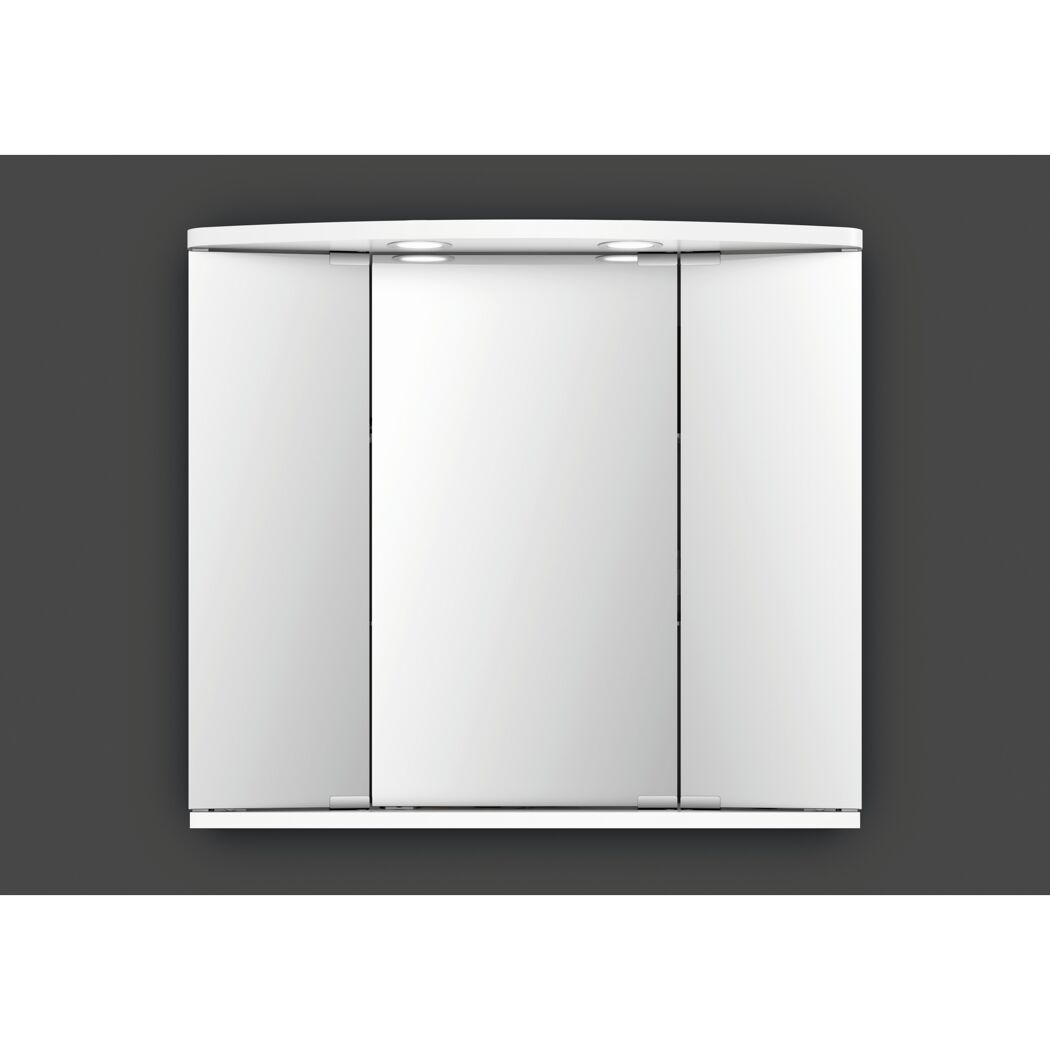 Weißer Spiegelschrank mit drei Spiegeltüren und Beleuchtung.