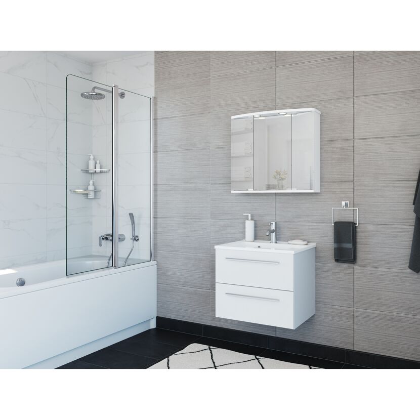 Badezimmer mit weißem Spiegelschrank und Waschbeckenunterschrank