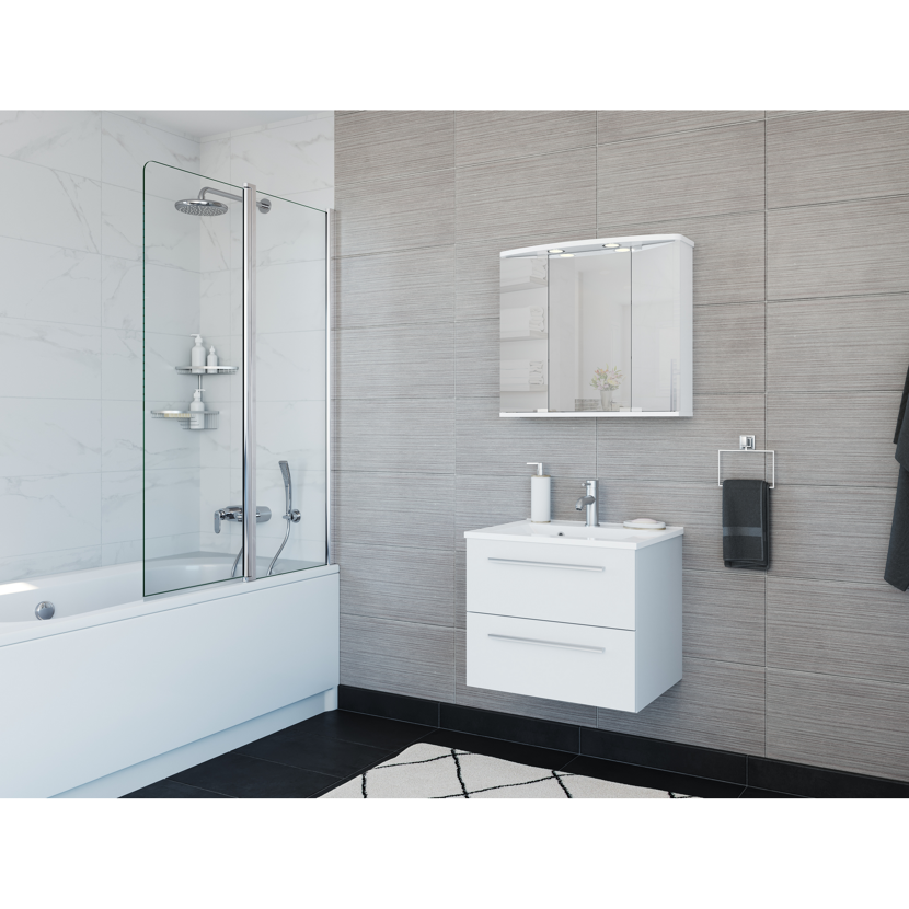 Badezimmer mit weißem Spiegelschrank und Waschbeckenunterschrank