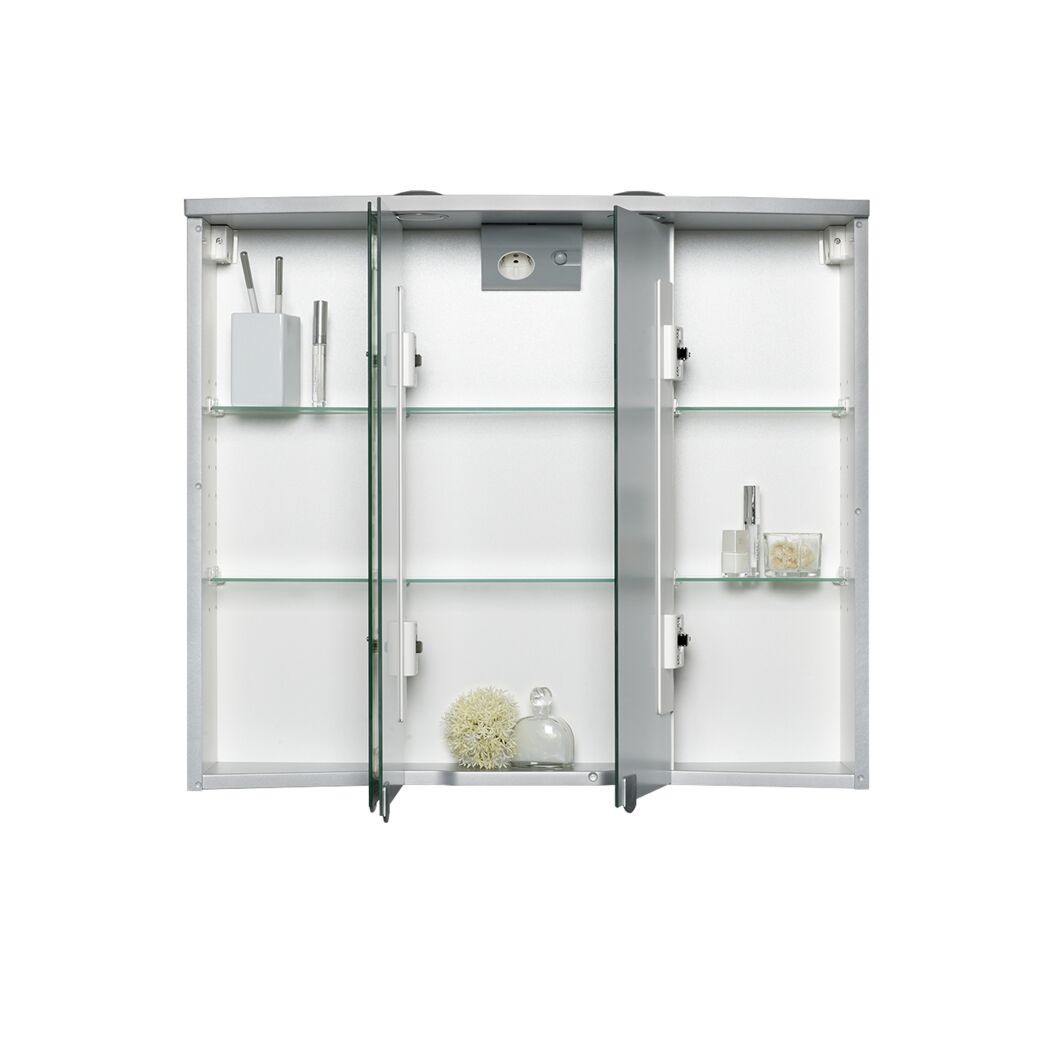 Geöffneter Spiegelschrank mit Badutensilien