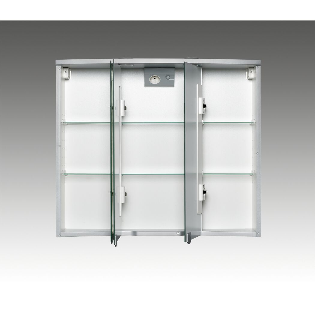 Geöffneter Spiegelschrank mit Glaseinlegeböden