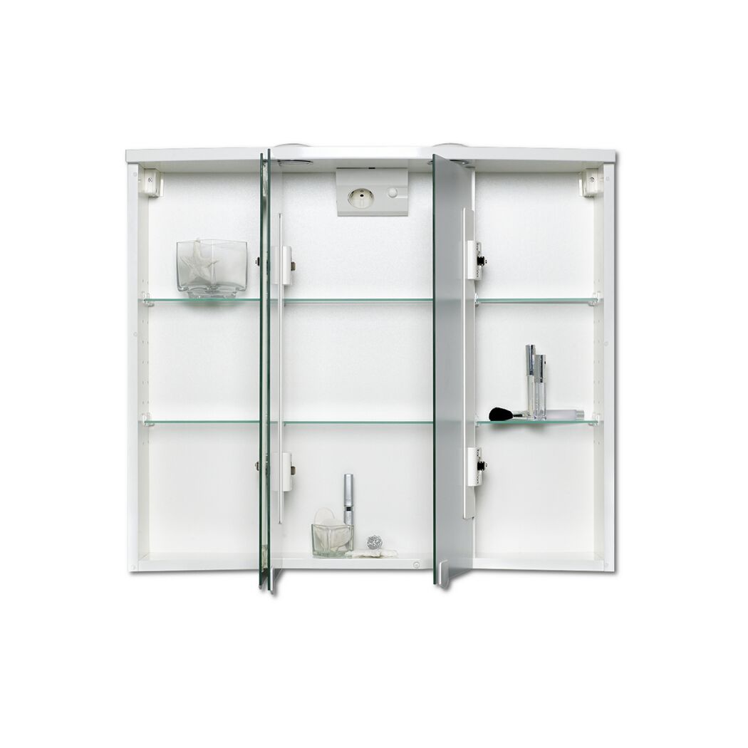 Geöffneter Spiegelschrank mit Glasablagen