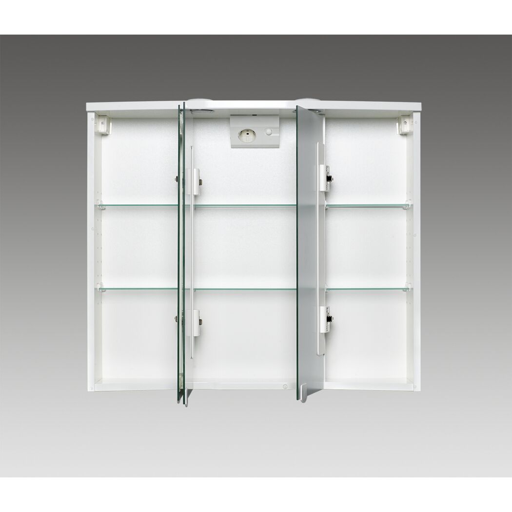 Geöffneter Spiegelschrank mit Glasablagen