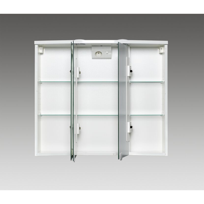 Geöffneter Spiegelschrank mit Glasablagen