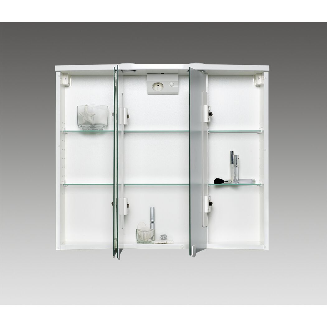 Geöffneter Spiegelschrank mit Glasablagen