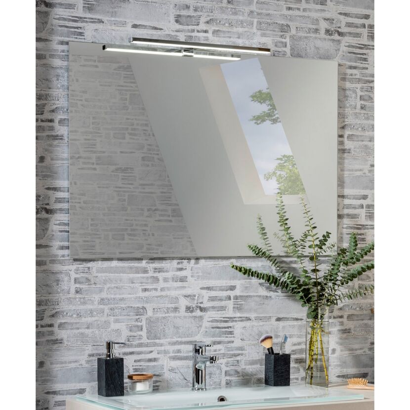 Badezimmerspiegel mit Lampe an Ziegelwand
