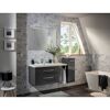 Modernes Badezimmer mit grauen Badmöbeln und weißer Badewanne.