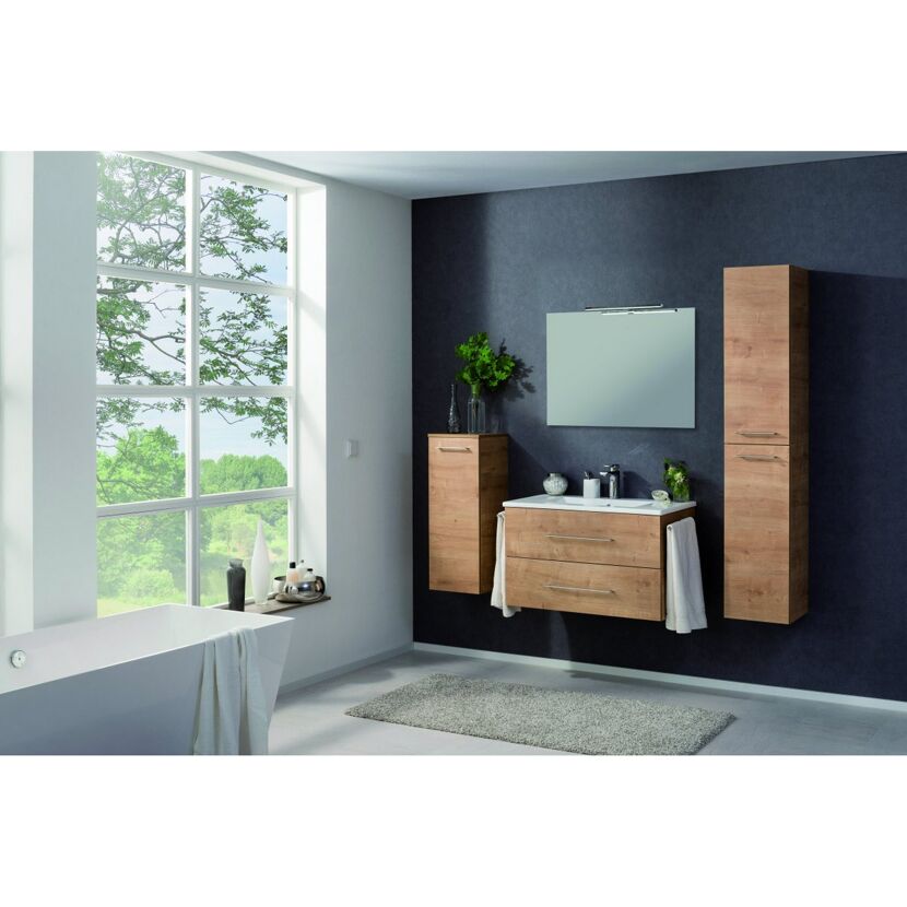 Modernes Badezimmer mit Waschbecken und Badewanne
