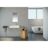 Modernes Badezimmer mit Waschbecken, Badewanne und Leuchtspiegel