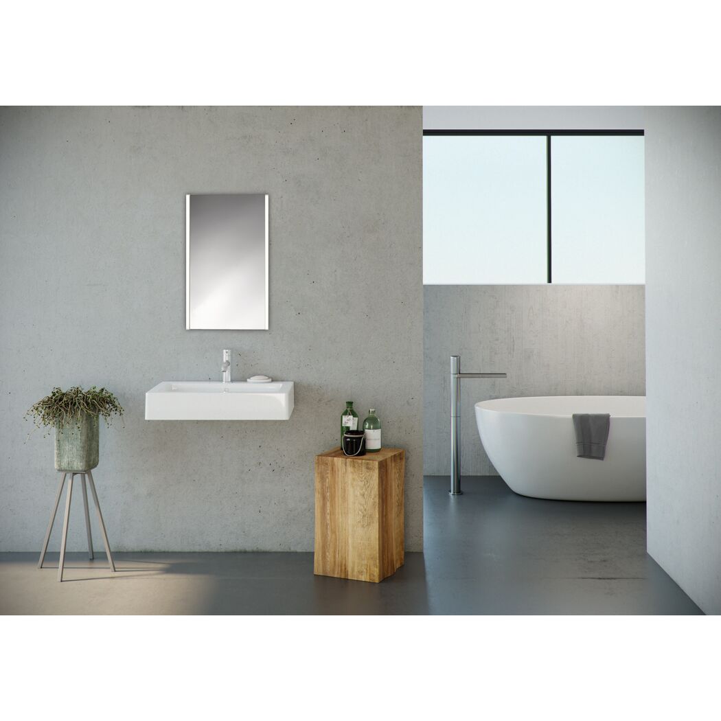 Modernes Badezimmer mit Waschbecken, Badewanne und Leuchtspiegel