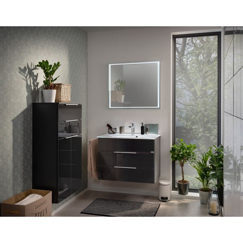 Modernes Badezimmer mit schwarzem Waschbeckenunterschrank und Spiegel.
