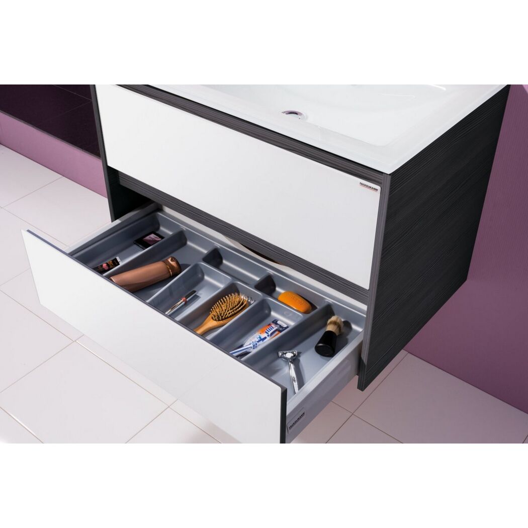 Waschtischunterschrank mit geöffneter Schublade und Hygieneartikeln