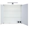 Geöffneter Spiegelschrank Riva mit Beleuchtung und Steckdosen.