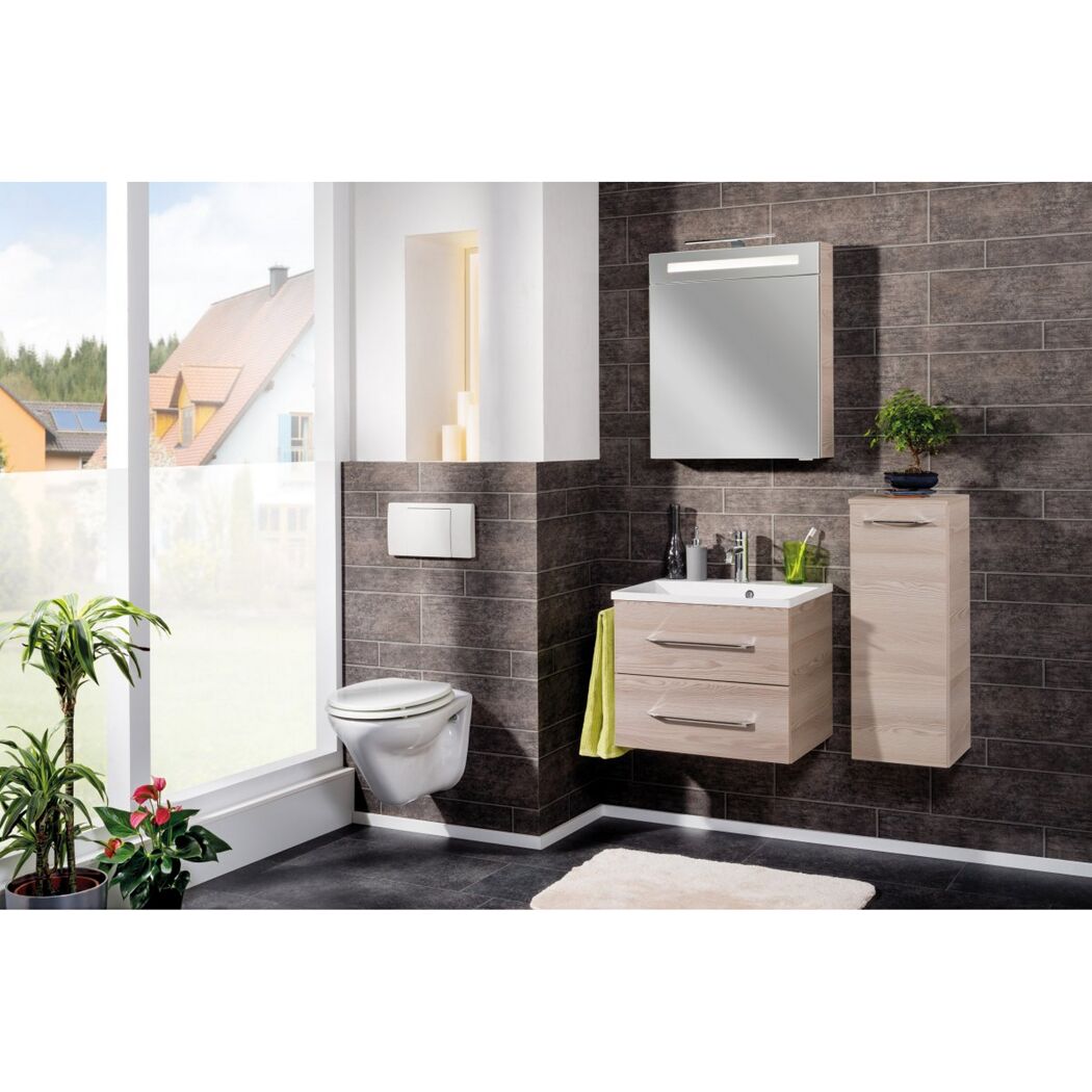 Modernes Badezimmer mit Hängeschränken und Hänge-WC