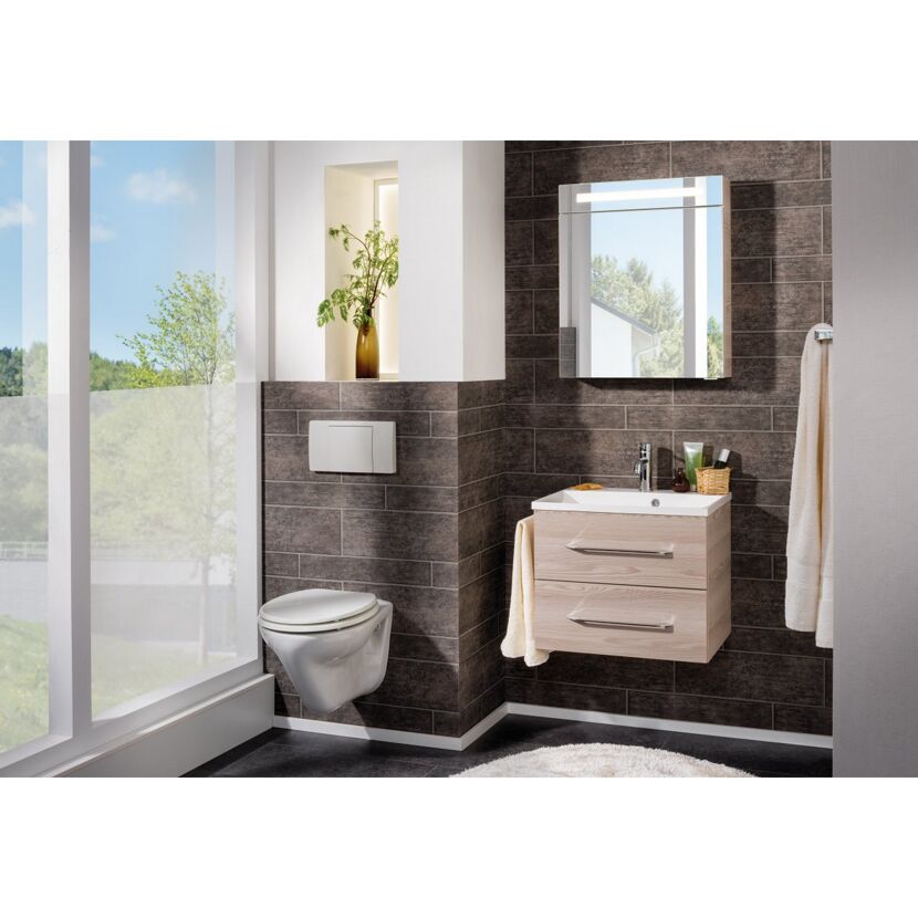 Modernes Badezimmer mit braunen Fliesen und hellen Möbeln.