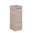 Hoher, schmaler, hellbrauner Badezimmerschrank.