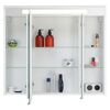 Weißer Spiegelschrank mit Kosmetikartikeln und Steckdose.