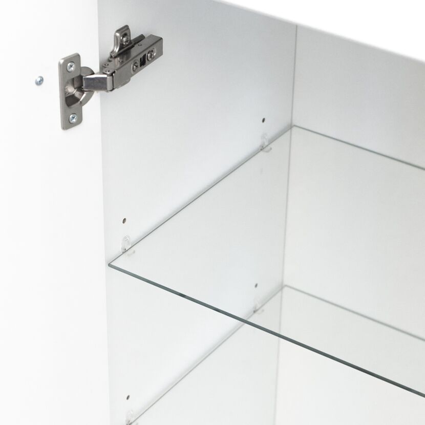Innenraum eines weißen Spiegelschranks mit Glasböden.