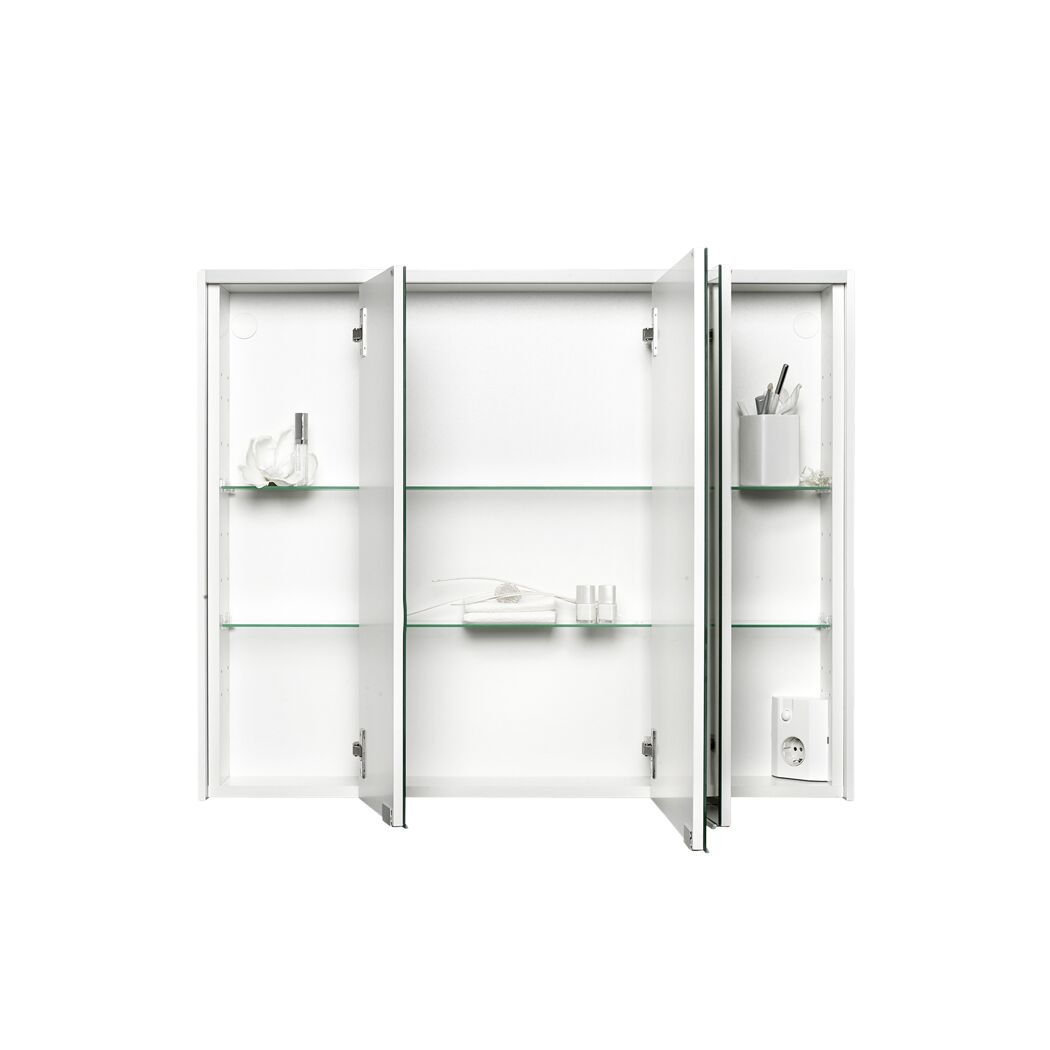 Weißer Spiegelschrank mit geöffneten Türen und Hygieneartikeln