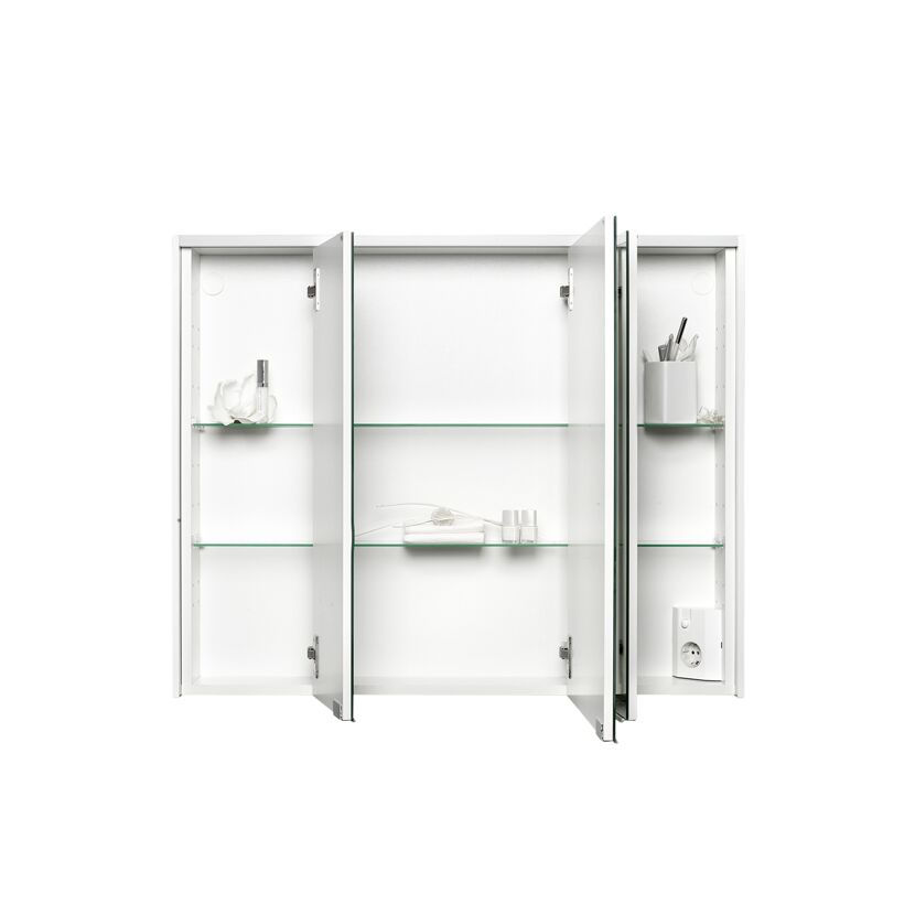 Weißer Spiegelschrank mit geöffneten Türen und Hygieneartikeln