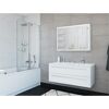 Weißes Badezimmer mit Spiegelschrank, Waschbecken und Badewanne.