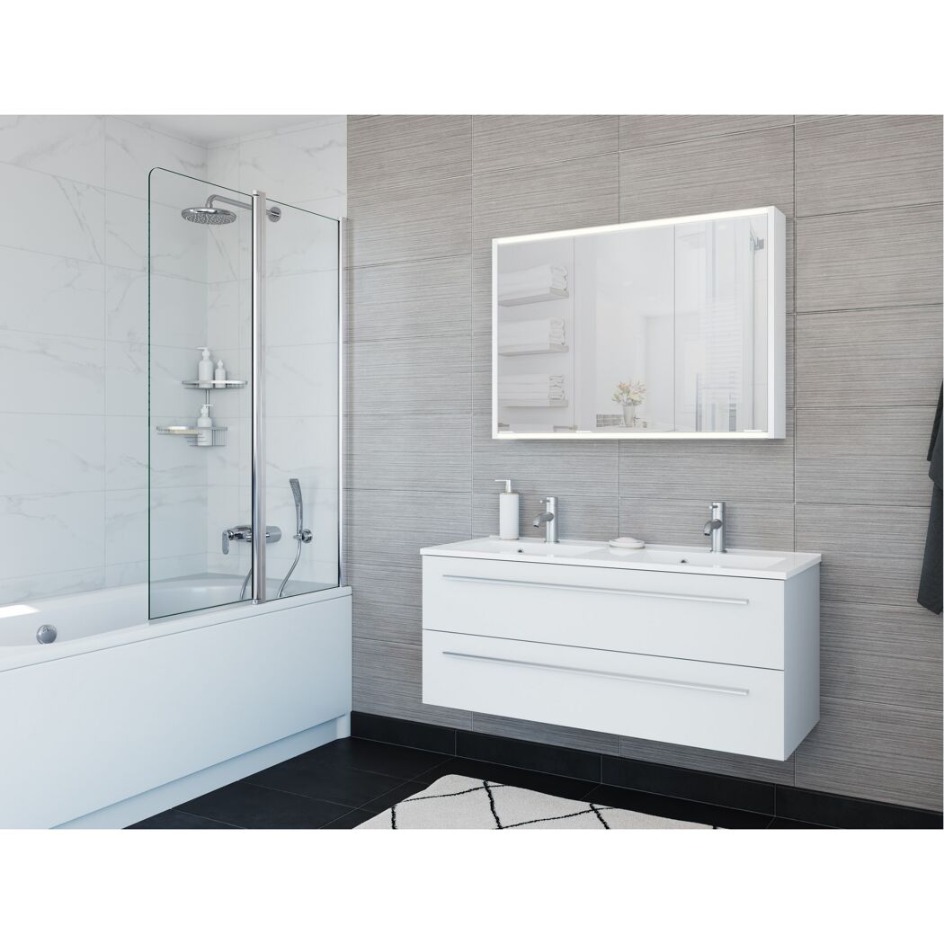 Weißes Badezimmer mit Spiegelschrank, Waschbecken und Badewanne.