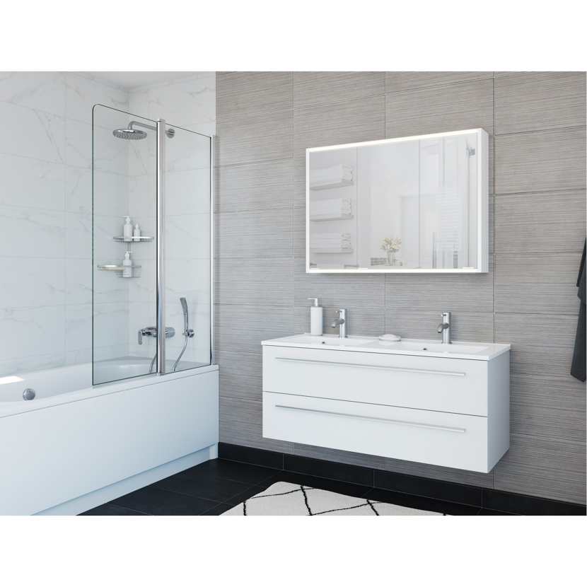 Weißes Badezimmer mit Spiegelschrank, Waschbecken und Badewanne.