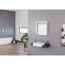 Badezimmer mit Spiegelschrank, Waschbecken und Badewanne.