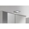 Weißer Spiegelschrank mit LED-Beleuchtung.