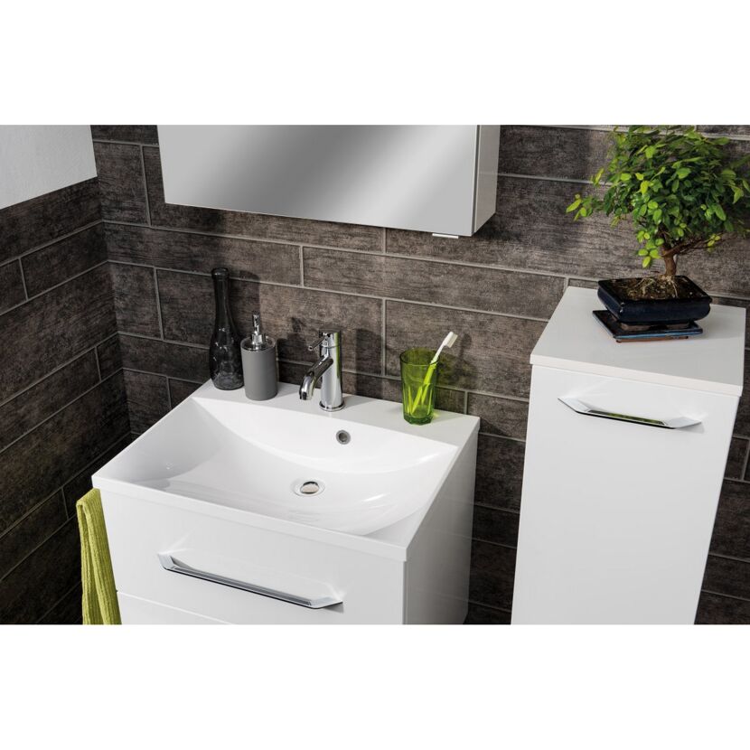 Weißes Waschbecken mit Unterschrank und Armatur