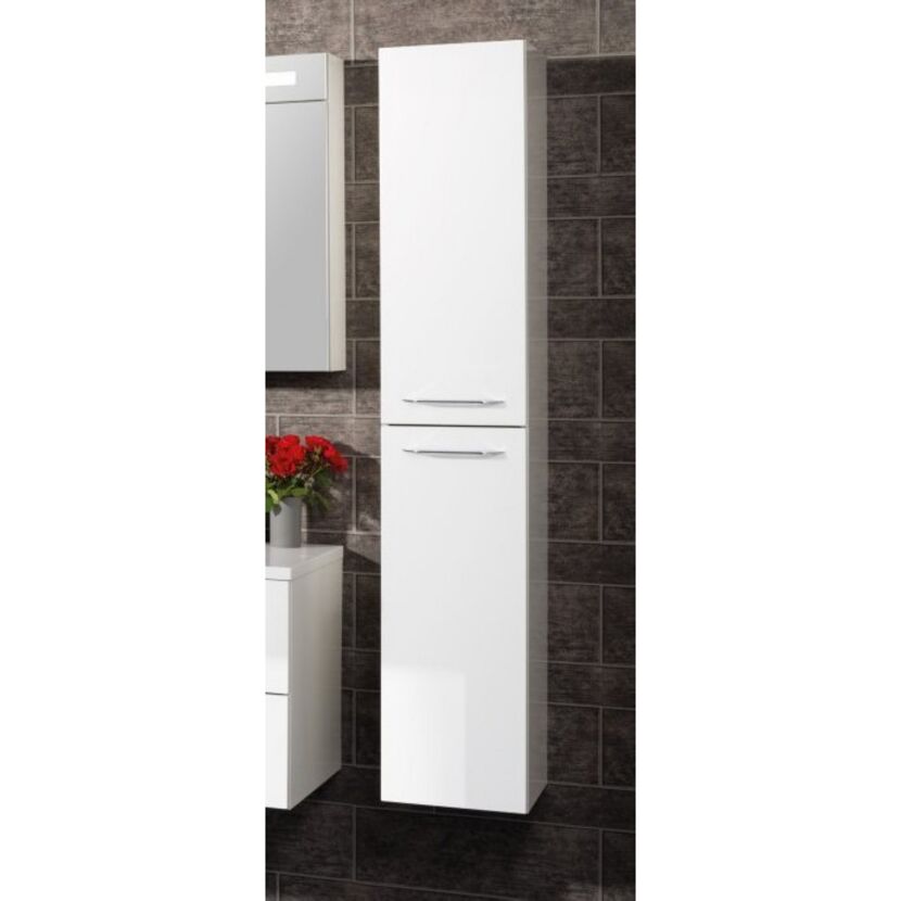 Weißer Hochschrank im Badezimmer
