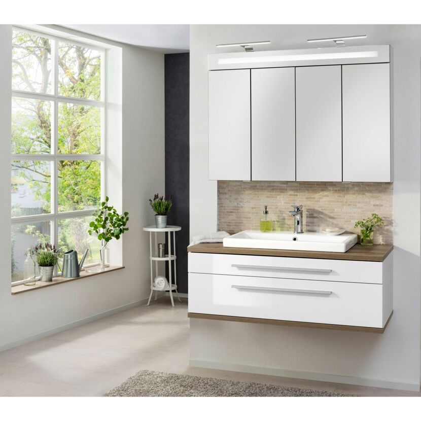 Weißer Waschtisch mit Spiegelschrank und Waschbecken