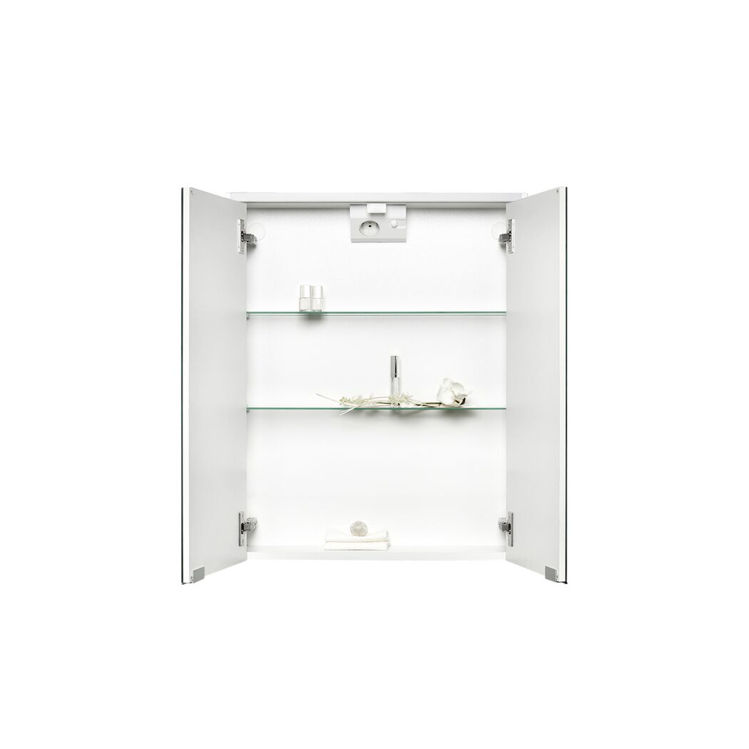 Geöffneter Spiegelschrank mit Glasablagen