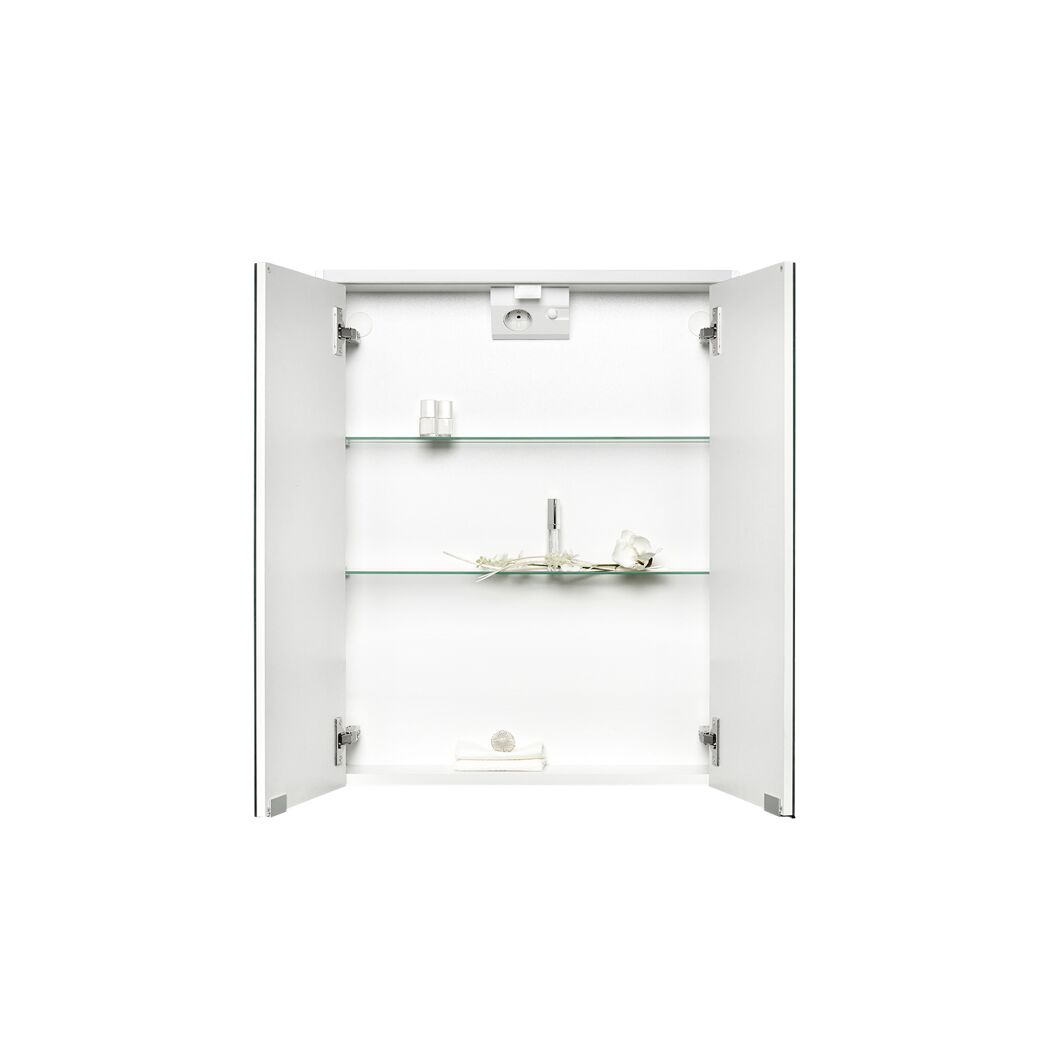 Geöffneter Spiegelschrank mit Glasablagen