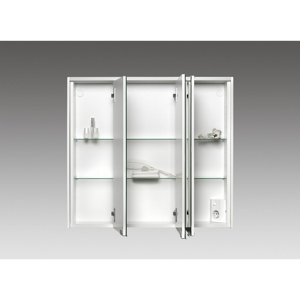Weißer Spiegelschrank mit geöffneten Türen.
